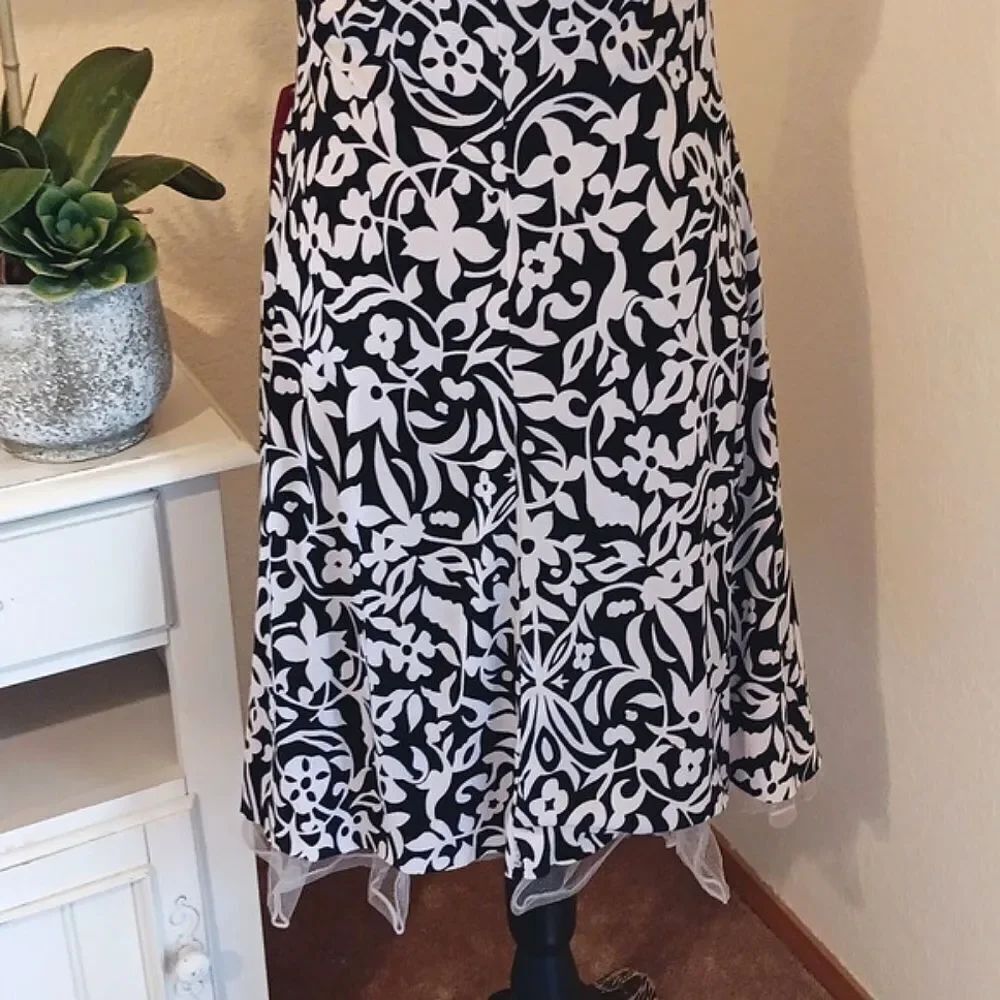 NWT Ruby Rox Monochrome Floral Pattern Dress - Picture 8 of 12
